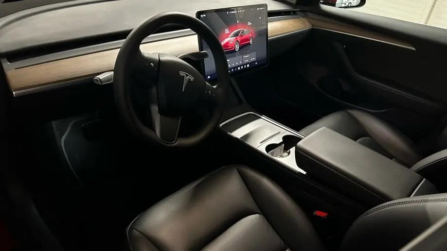 Održivi premium taksi i najam automobila - Metal Lamina 