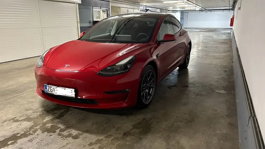 Održivi premium taksi i najam automobila - Metal Lamina 