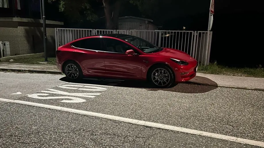 Održivi premium taksi i najam automobila - Metal Lamina 